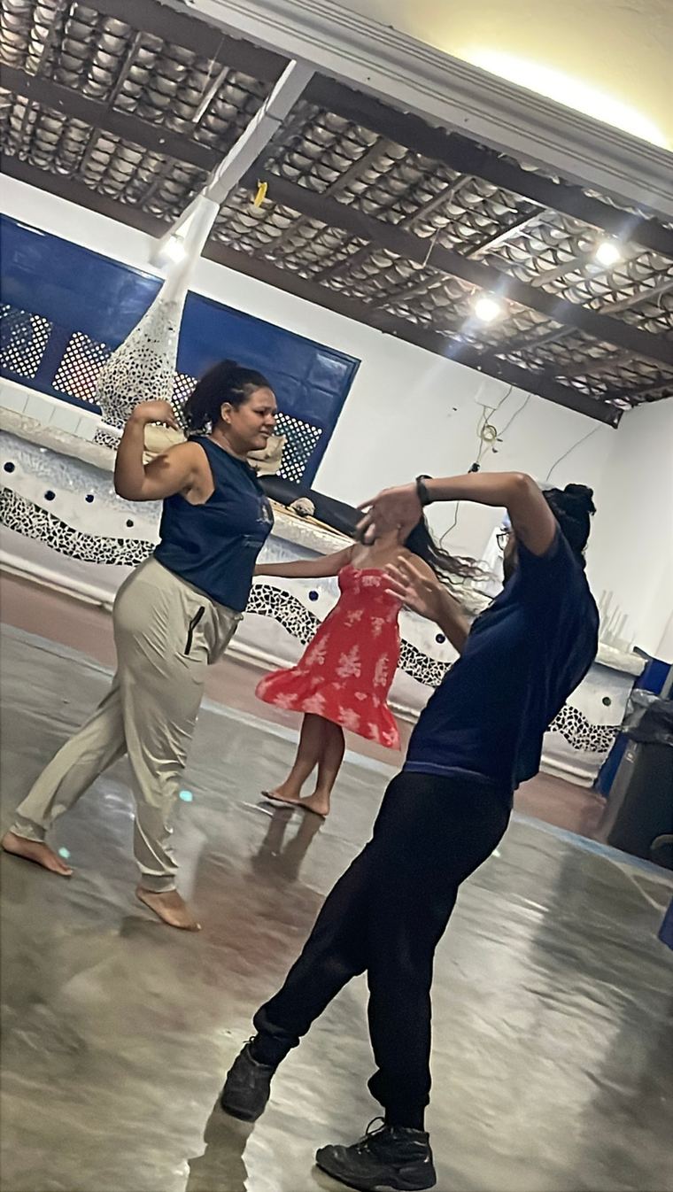 Participantes dançando em dupla durante a vivência