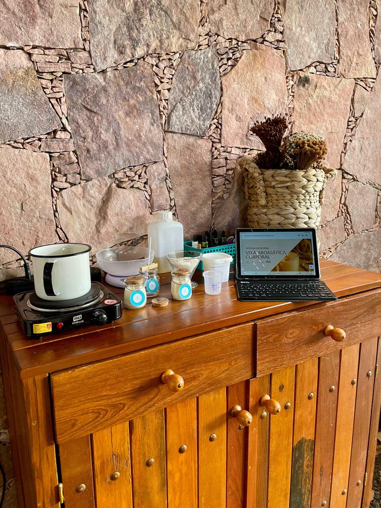 Bancada com panela, óleos essenciais e materiais para criar velas